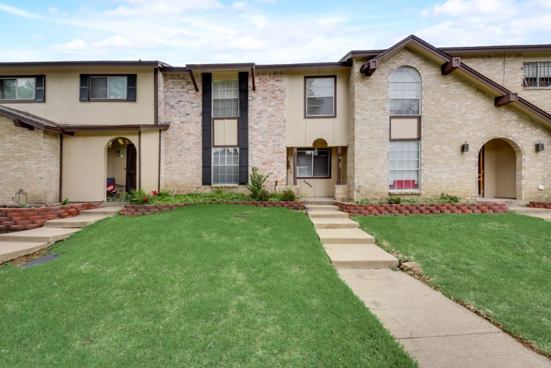 Arlington Townhome: 2304 Long Ridge Lane