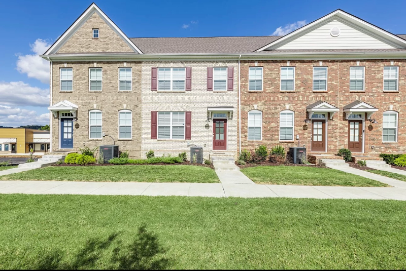 Spring HIll Townhome: 204 Kinsale Dr