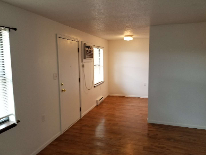 Knob Noster Apartment: 1102 W McPherson