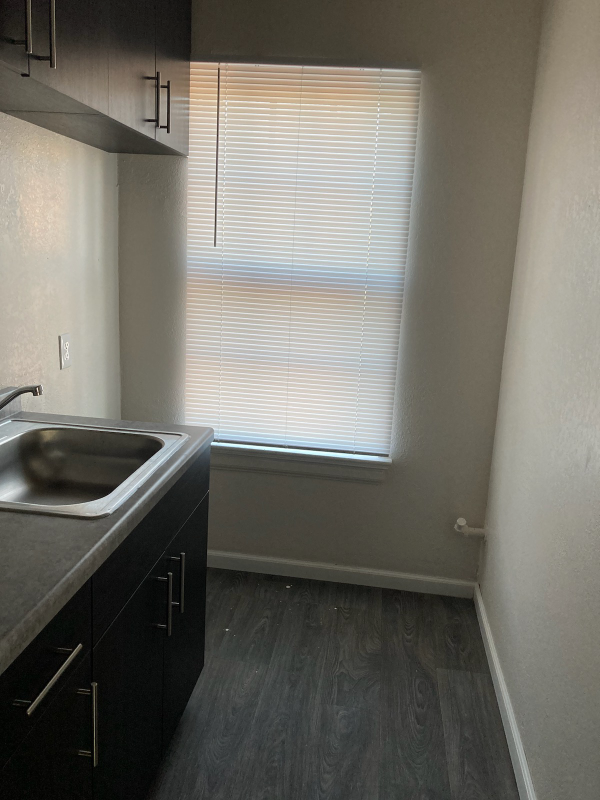 Milwaukee Apartment: 2518 w wisconsin ave