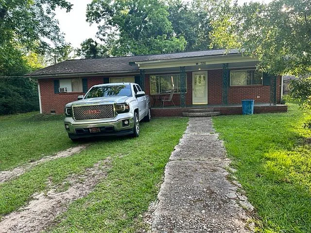 Gloster House: 326 E Tate St