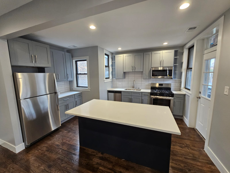 Chicago Apartment: 2640 W Pratt Unit 2