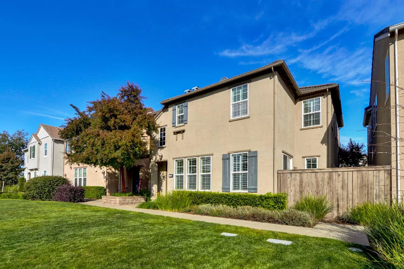 Roseville House: 174 Talmont Cir