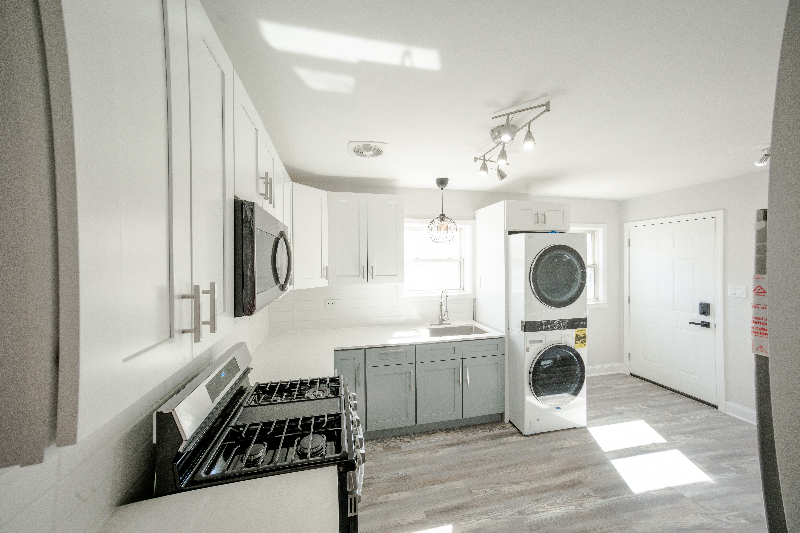 Chicago Apartment: 2242 N Lavergne Ave