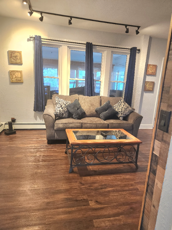 Albany House: 71 Hollywood Ave