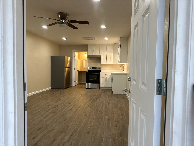 Kountze Apartment: 135 W Monroe St