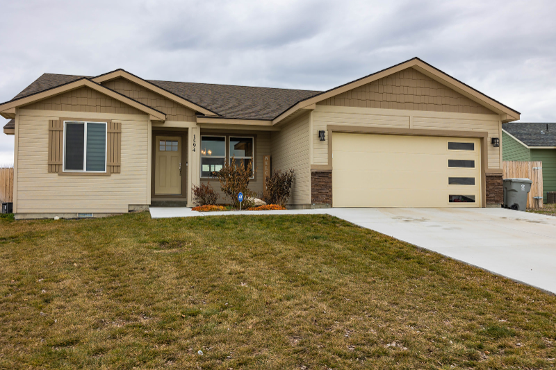 Mountain Home House: 1594 NE Cinder Loop