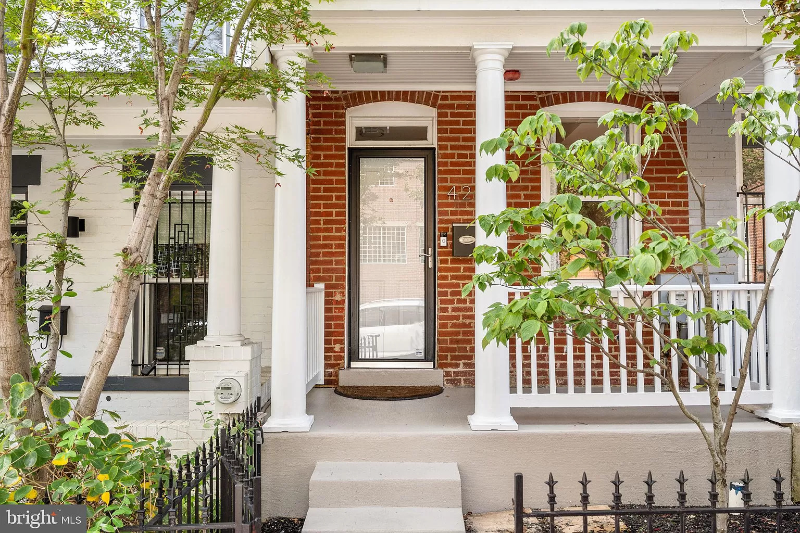 Washington Townhome: 424 Oakdale Place