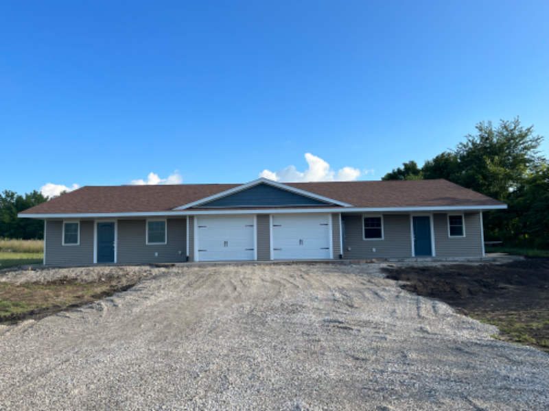New Sharon Townhome: 118 West Cedar Lane