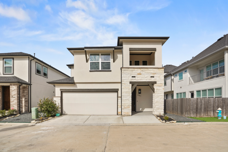 Houston House: 2107 Pueblito Dr