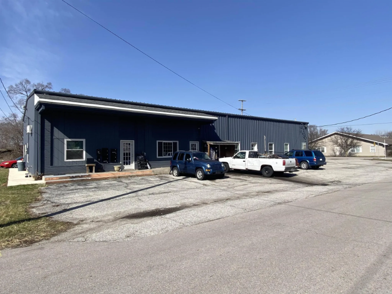 Gas City Apartment: 215 N Harrisburg Ave