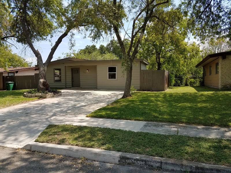san antonio House: 5227 Village Glen