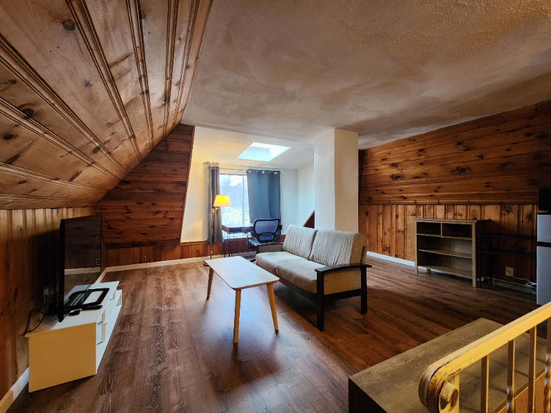 Quincy Single Room: 66 Brook St.