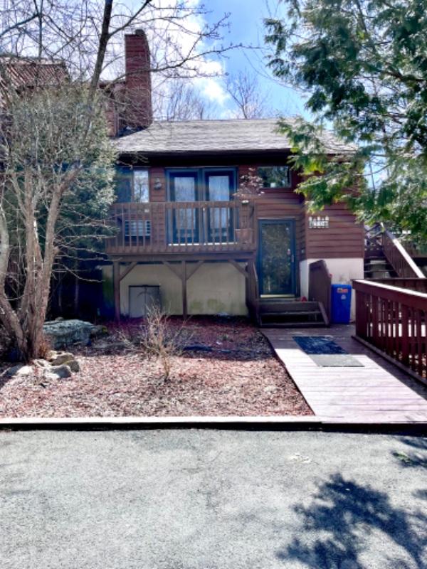 Woodridge House: 50 Meadowlark Lane