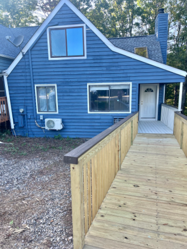 Woodridge House: 22 Fox Ridge