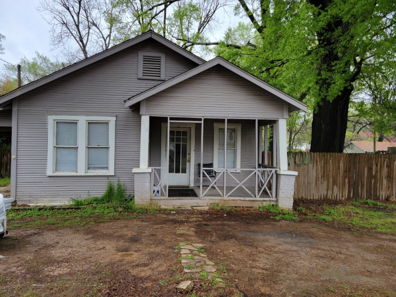 Texarkana House: 915 E 14th