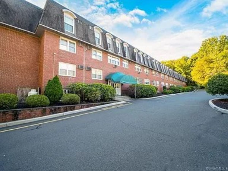 Danbury Condo: 34 Padanaram Rd