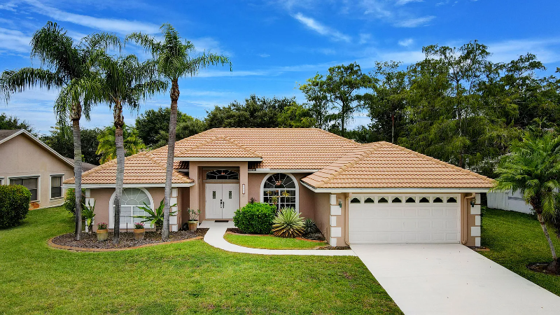 Wellington House: 1840 Hollyhock Rd