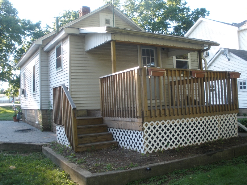 Montgomery House: 453 1/2 N River St