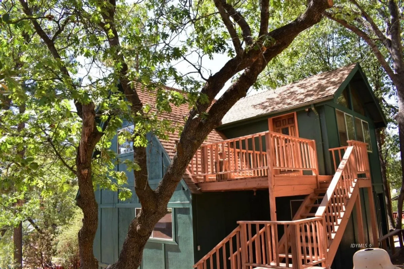 Idyllwild Multiplex: 54374 Valley View Drive