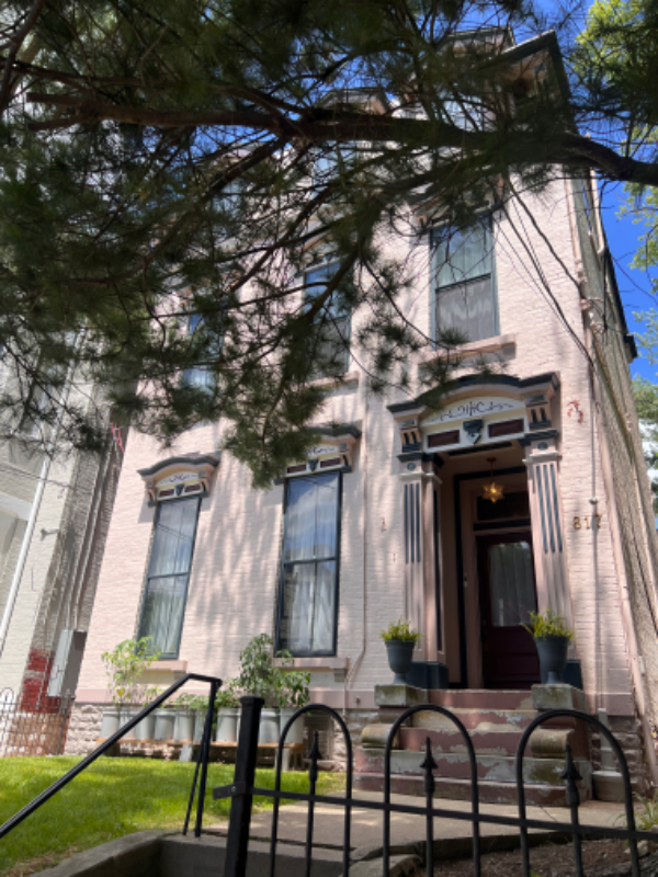 Newport Apartment: 817 Washington