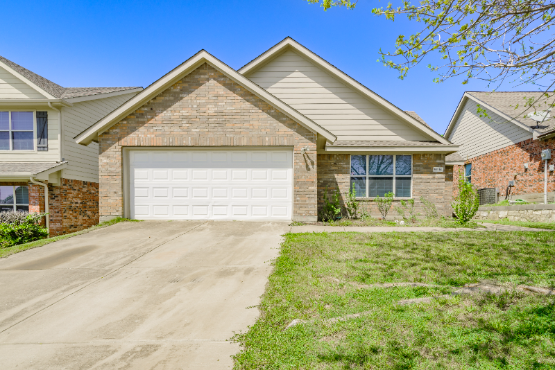 Crossroads House: 8915 Wild Rose Ln