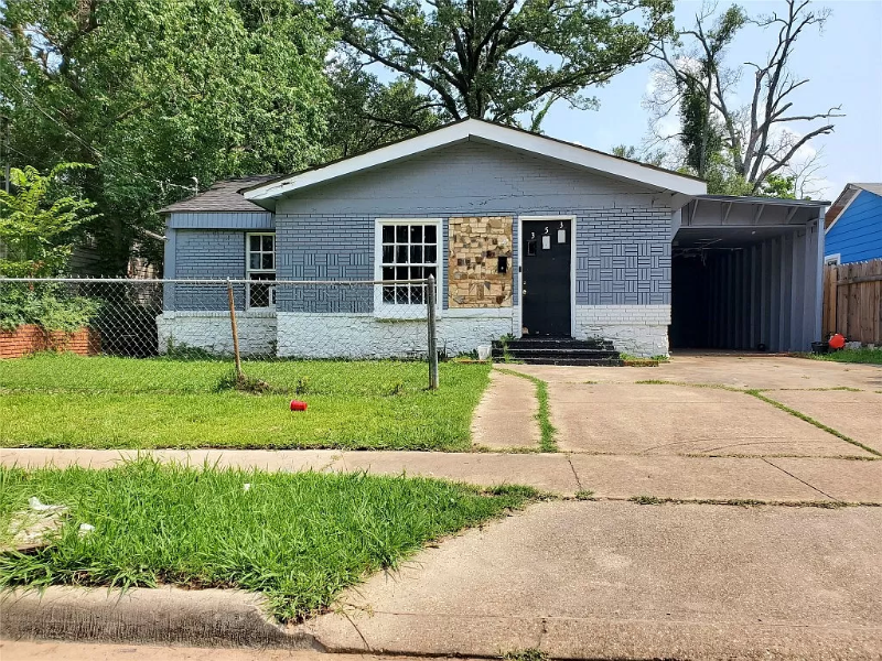 Shreveport House: 353 E. 75th St.