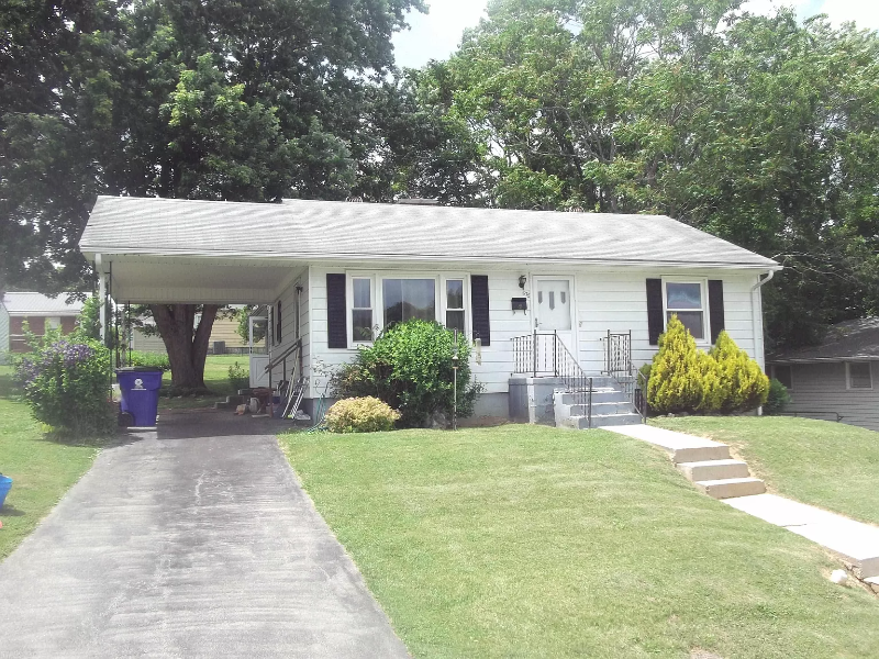 Christiansburg House: 575 3rd St