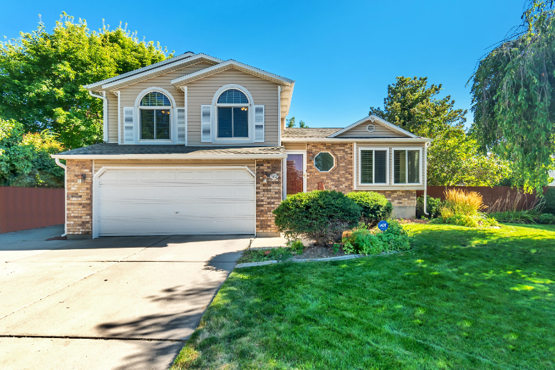 Sandy House: 582 E Meadow Hill Drive