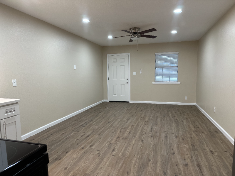 Kountze Apartment: 135 W Monroe St