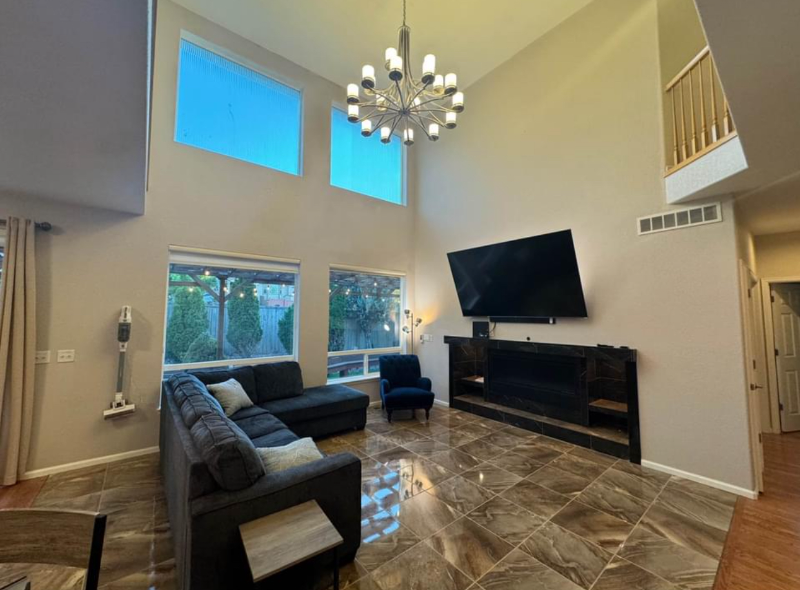 Thornton House: 1202 E 100th Pl