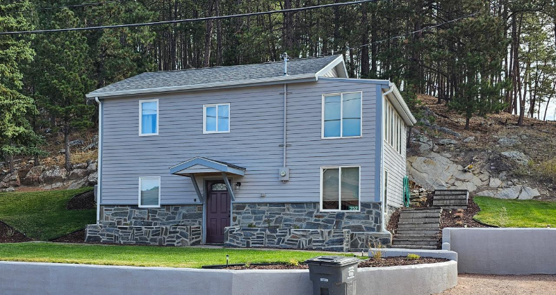 Hill City House: 352 Pine Mountain Ave