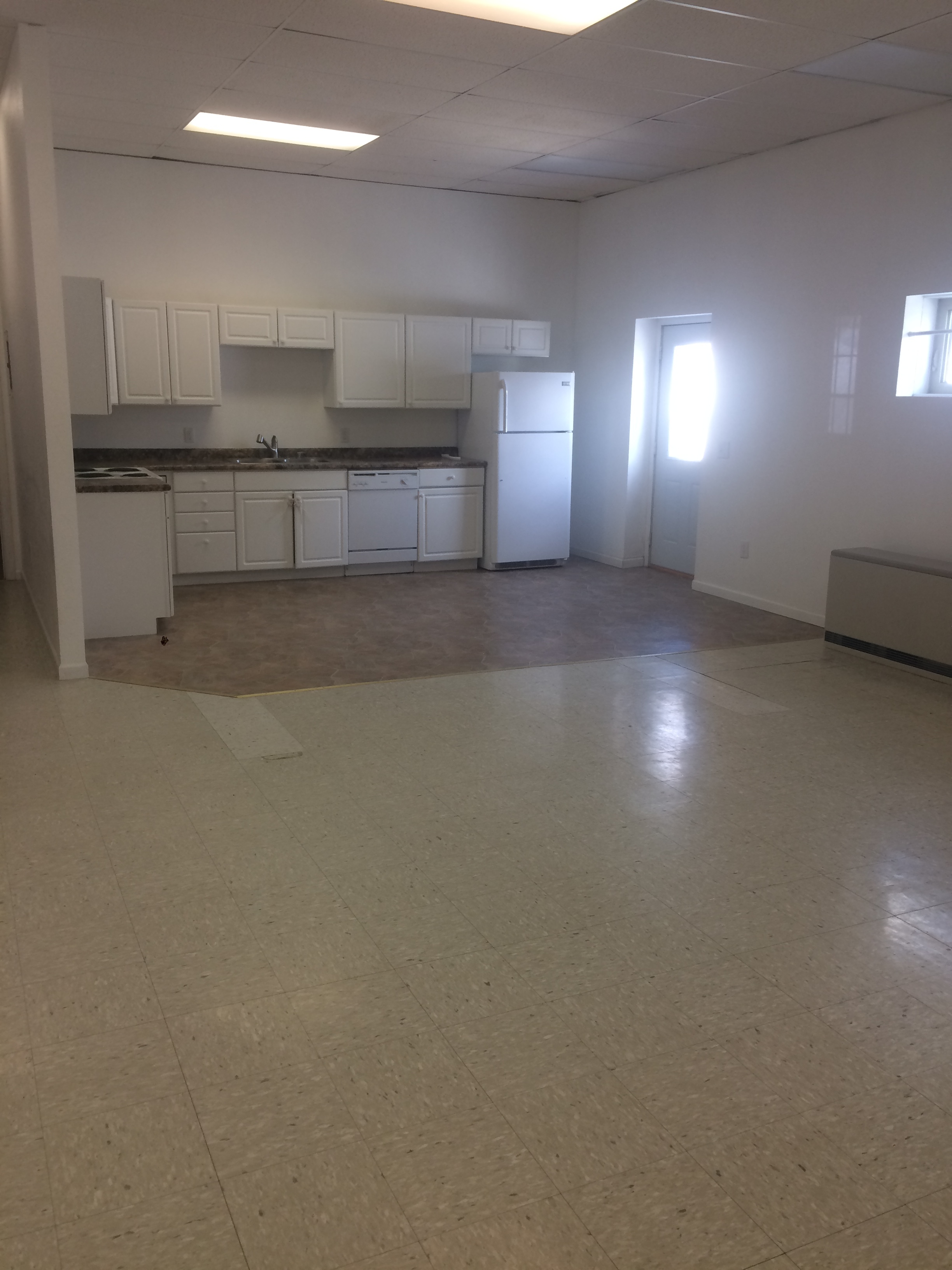 Wimbledon Apartment: 208 Center St