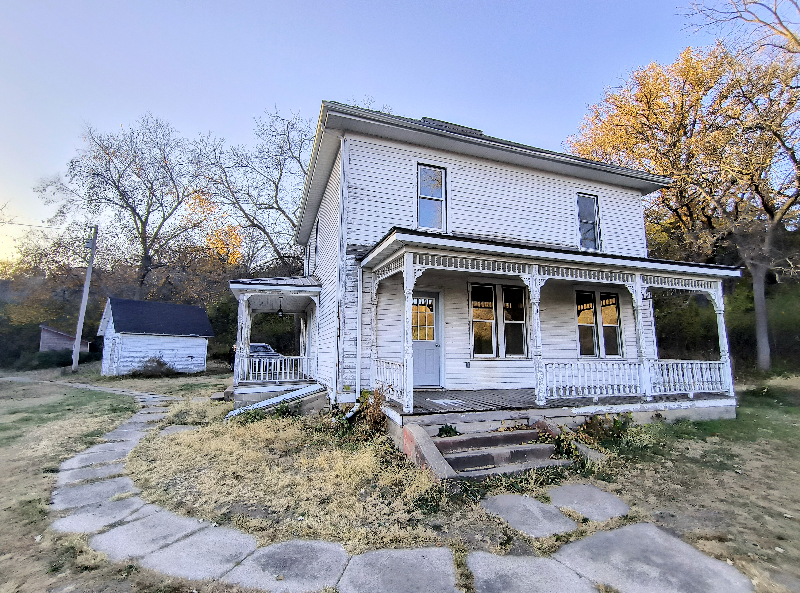 Decorah House: 2705 College Dr.