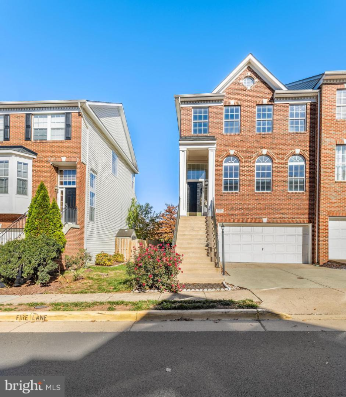 Leesburg Townhome: 43064 Shadow Ter