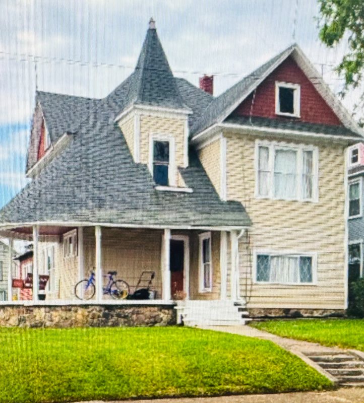 Jackson Center House: 102 Jackson St