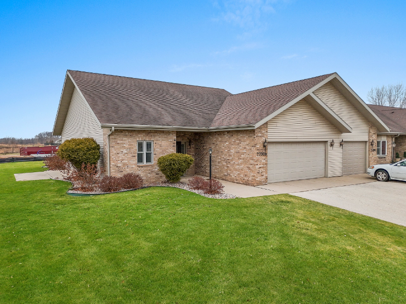 Green Bay Townhome: 2700 Saffron PL Apt D