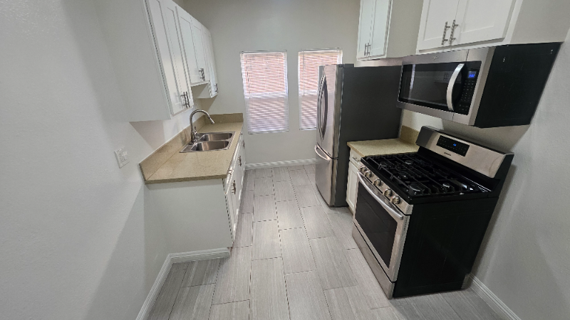 Los Angeles Apartment: 431 Normandie Pl