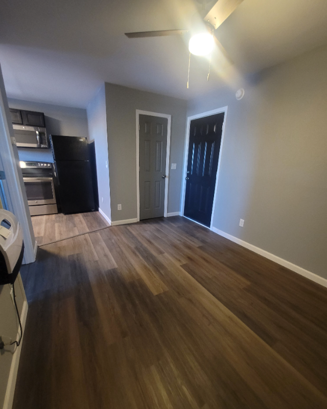 Sugar Creek Apartment: 409 N Sterling Avenue