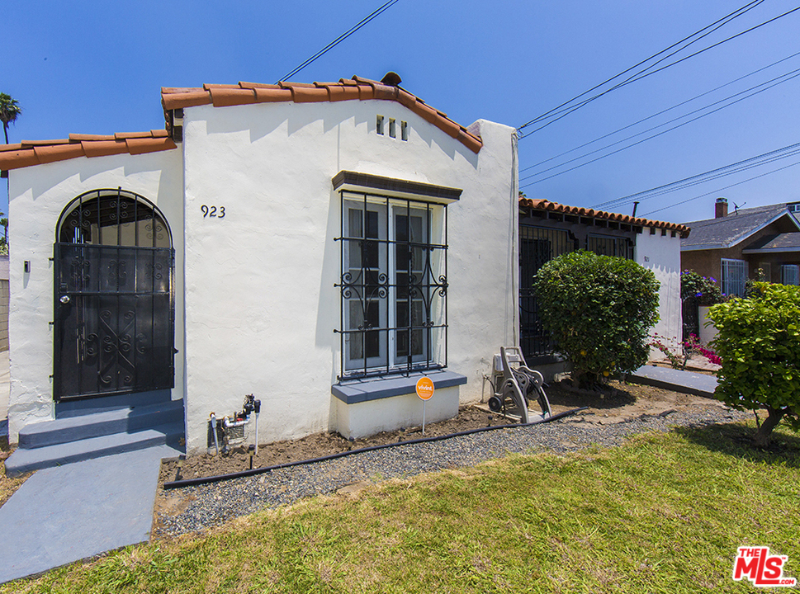 Los Angeles Townhome: 921 W 83rd St
