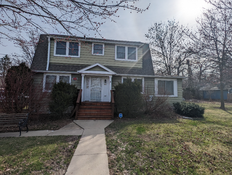 Twin Lakes House: 604 Wilmot Ave