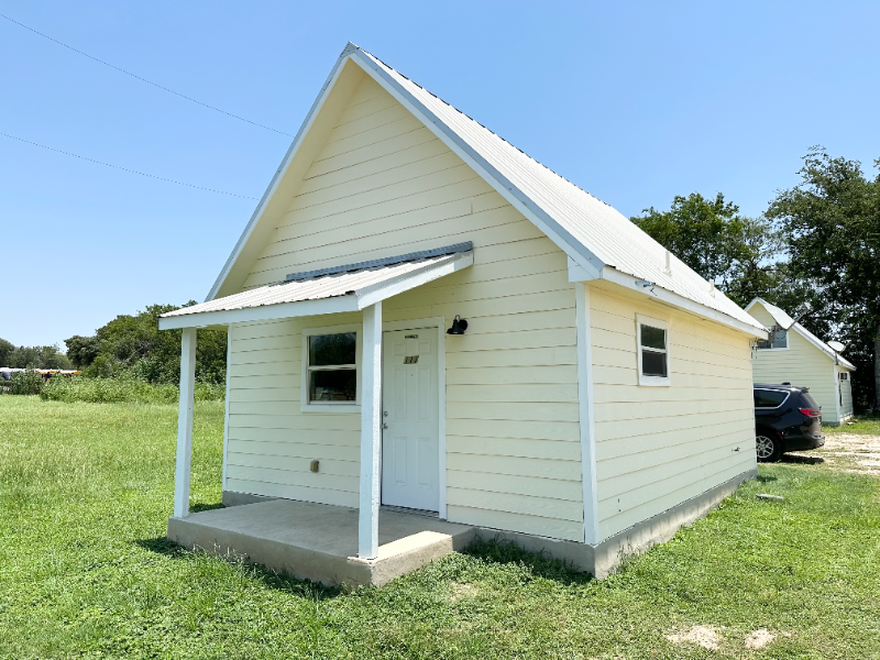 Stockdale Apartment: 403 Free Timber Lane