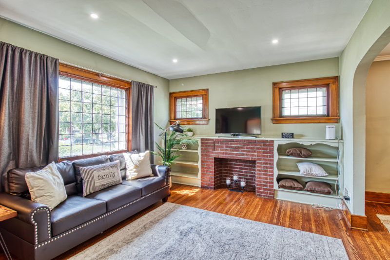 Buffalo House: 237 W Girard Avenue