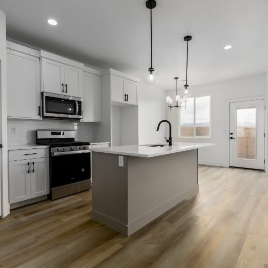 Hurricane Townhome: 2062 W 380 S