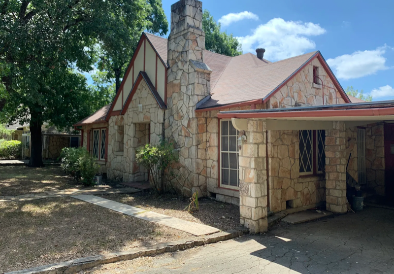 San Antonio House: 244 w Hermosa