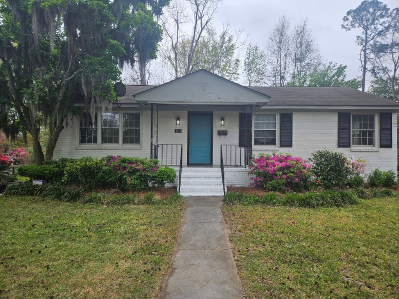 Savannah House: 1531 E 53rd St