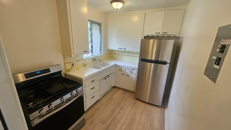 Los Angeles Apartment: 1625 N Hobart Blvd