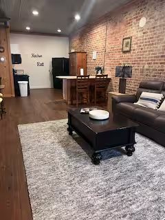 Coolidge Apartment: 1043 S Pine St
