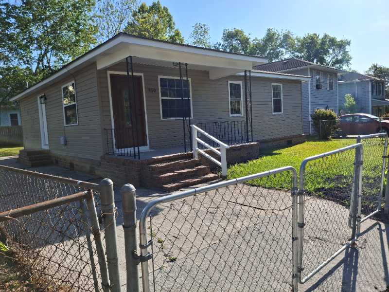 Charleston House: 850 Burger St