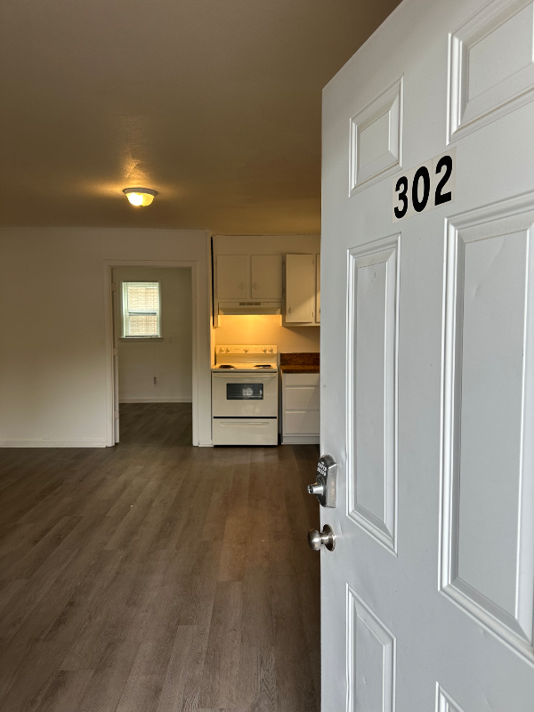 Lenoir Apartment: 1923 Norwood St.
